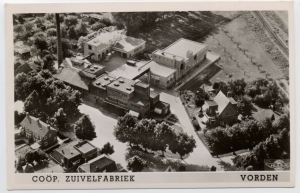BV084 12 Zuivelfabriek luchtfoto